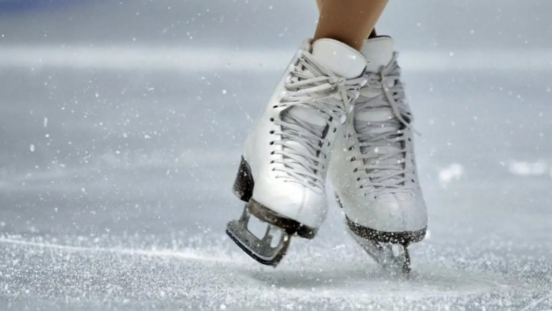 Лед коньки каток. Коньки на льду. Коньки фигурные на льду. Фигурное катание на коньках.