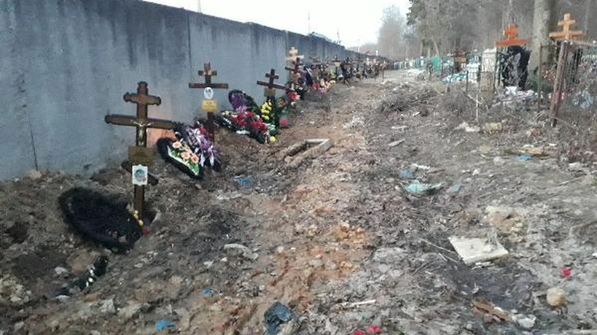 На кладбище в Павловском Посаде людей похоронили прямо под забор
