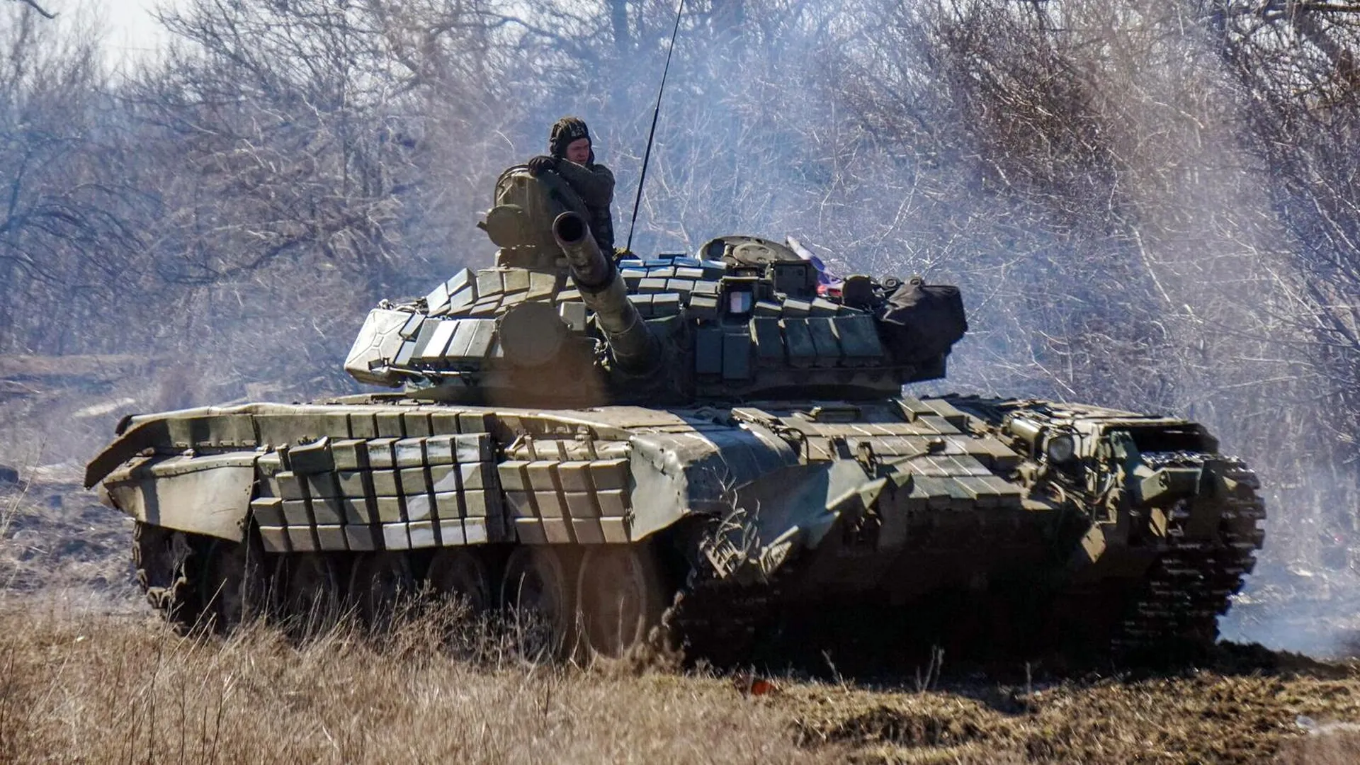 Военнослужащие Народной милиции ДНР ведут наступление в Марьинке