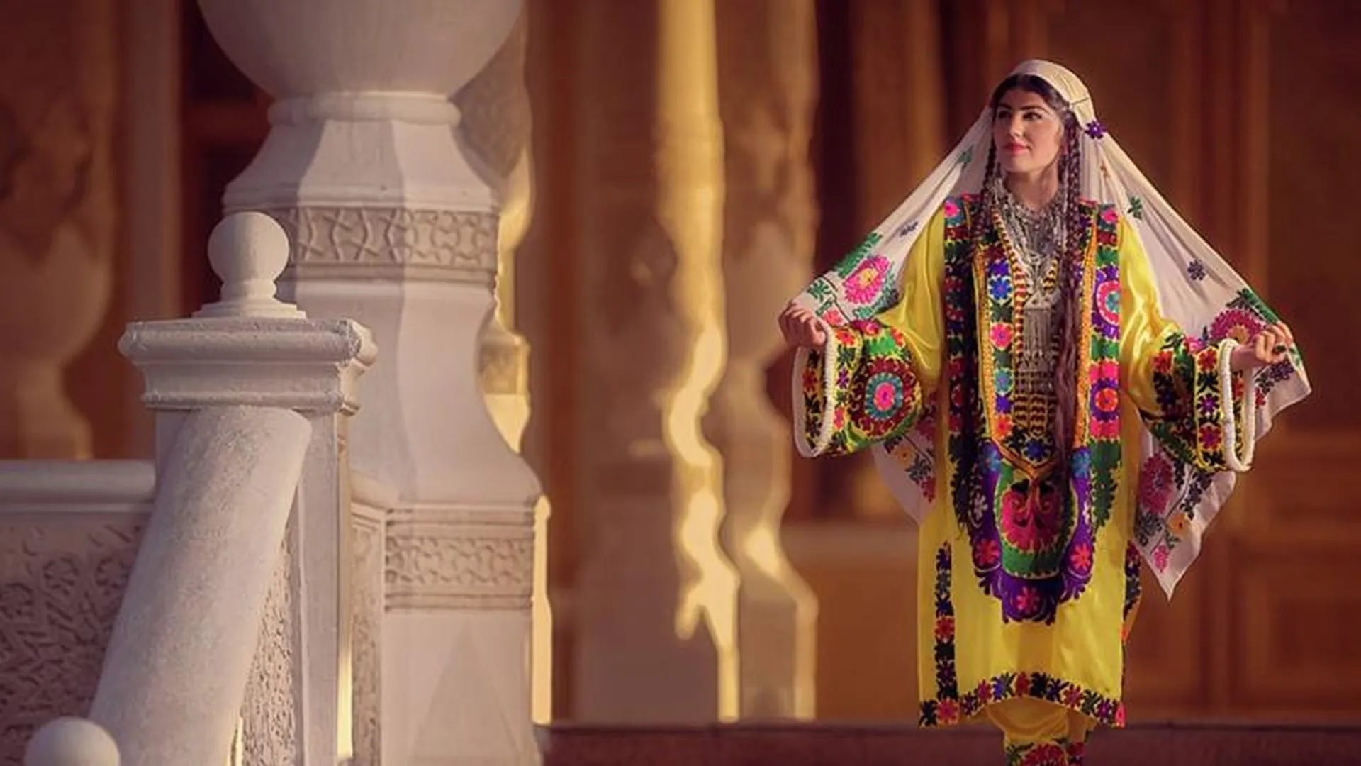 Таджикские национальные платья. Таджикская Национальная одежда. Таджикский костюм женский. Таджикский народный костюм.