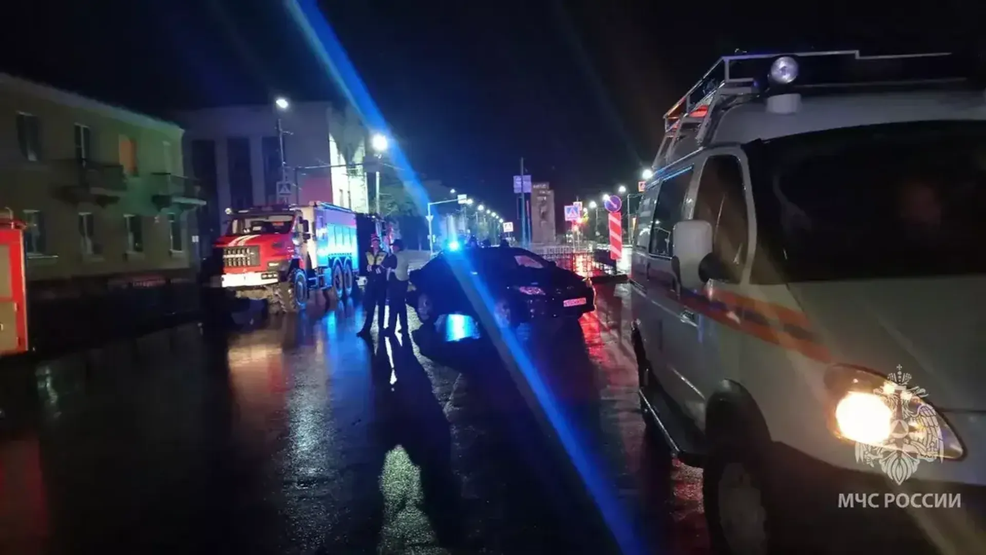 Постояльцев гостиницы эвакуировали из-за пожара в Отрадном