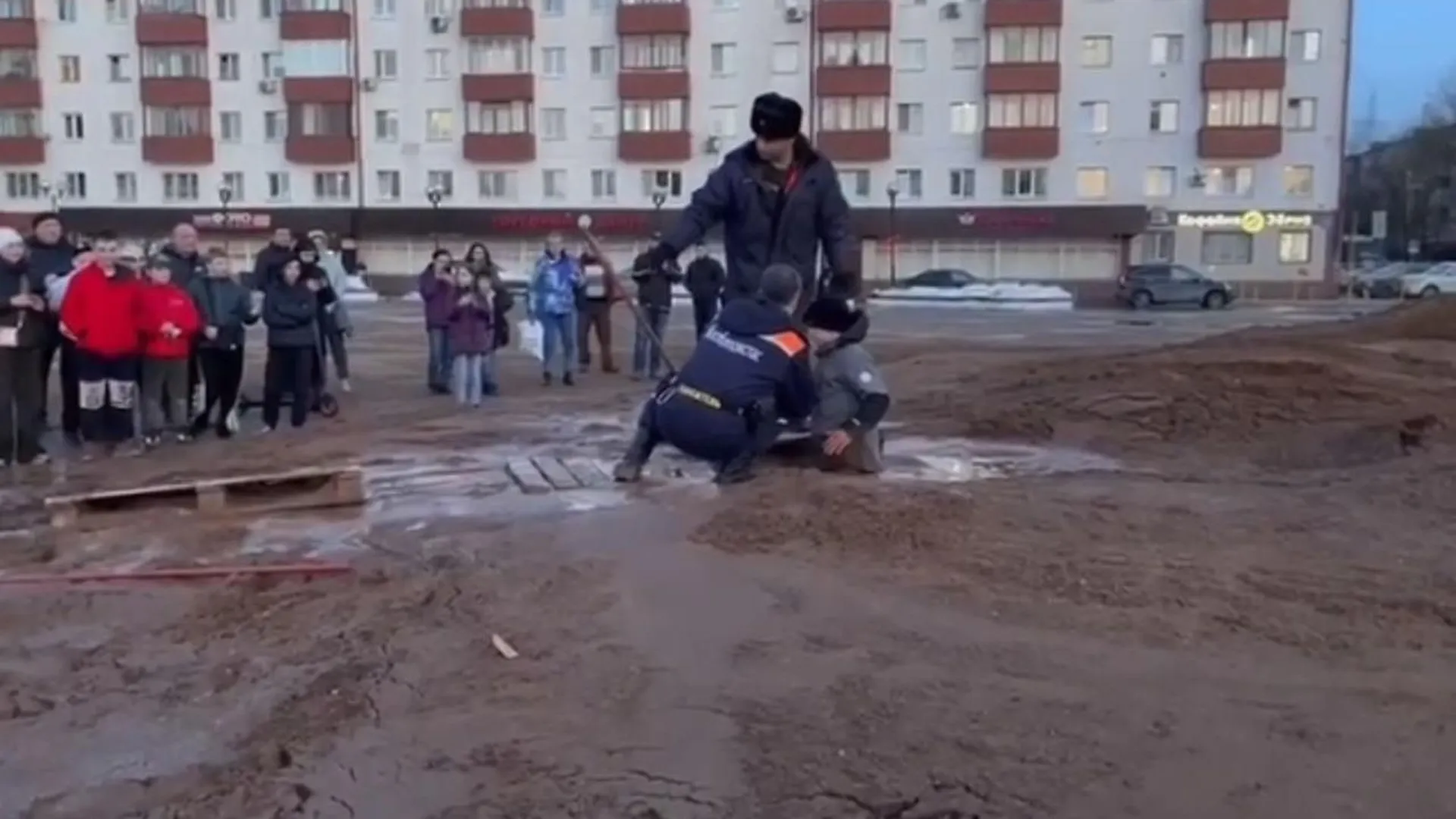 Двоих детей спасли из трясины на площади подмосковного города