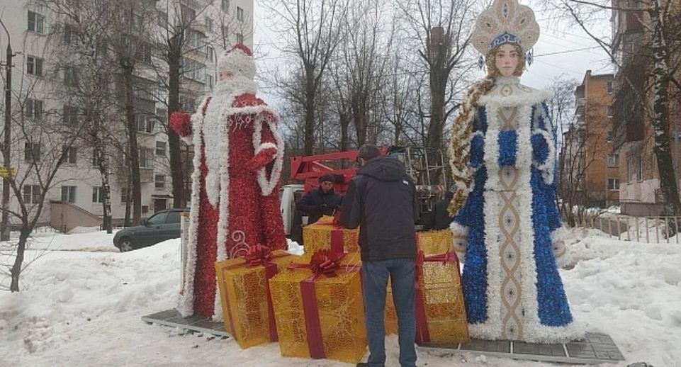 Блестящие Дед Мороз и Снегурочка встречают жителей и гостей Истры