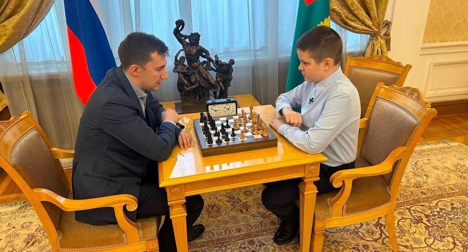 Юный житель Луховиц Арсений Сухогузов сыграл в шахматы с заслуженным мастером спорта России