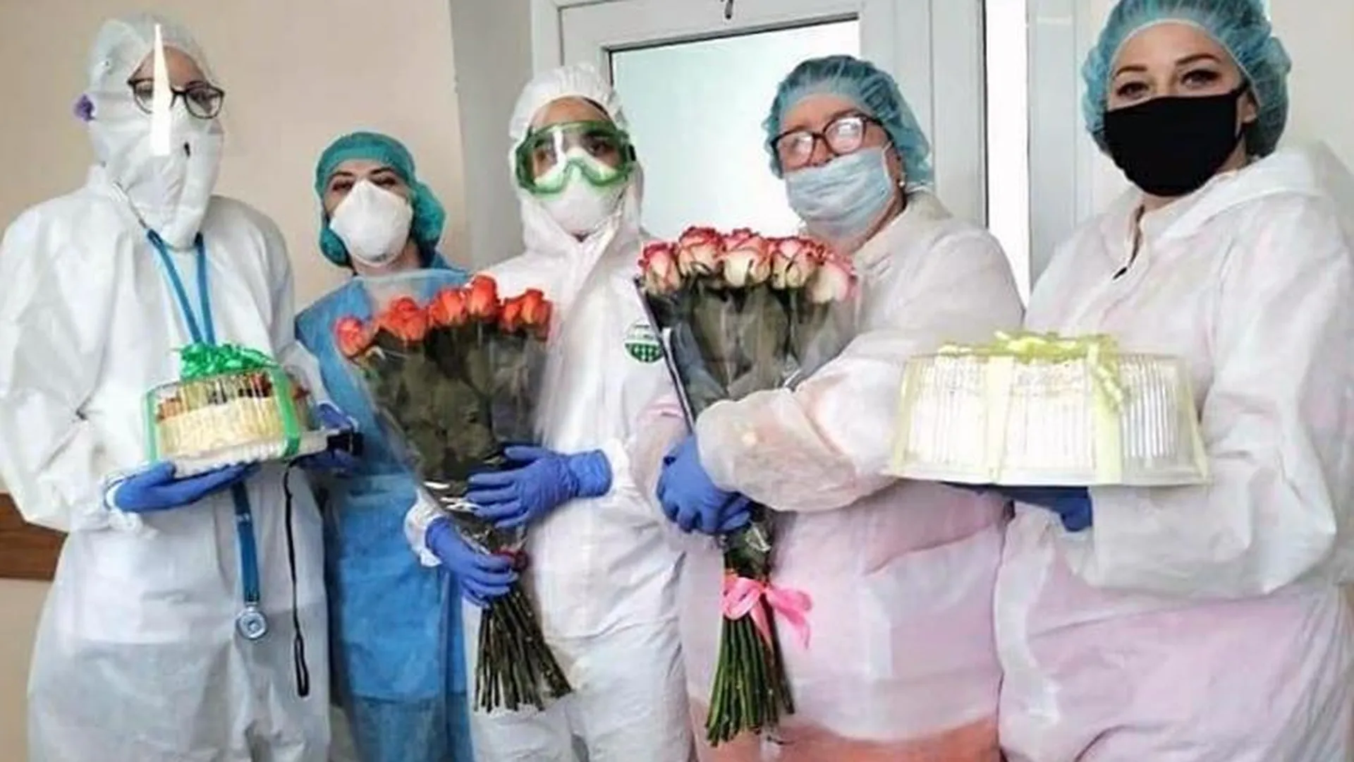 Благодарные пациенты, излечившиеся от коронавируса в Пушкино, устроили врачам сюрприз 