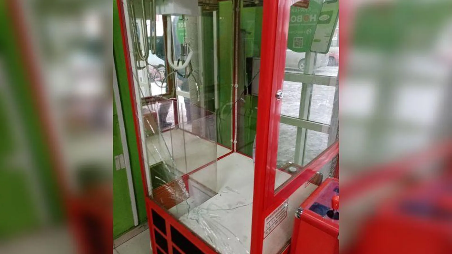 В Иркутске вандалы разбили стекло в автомате ради игрушек