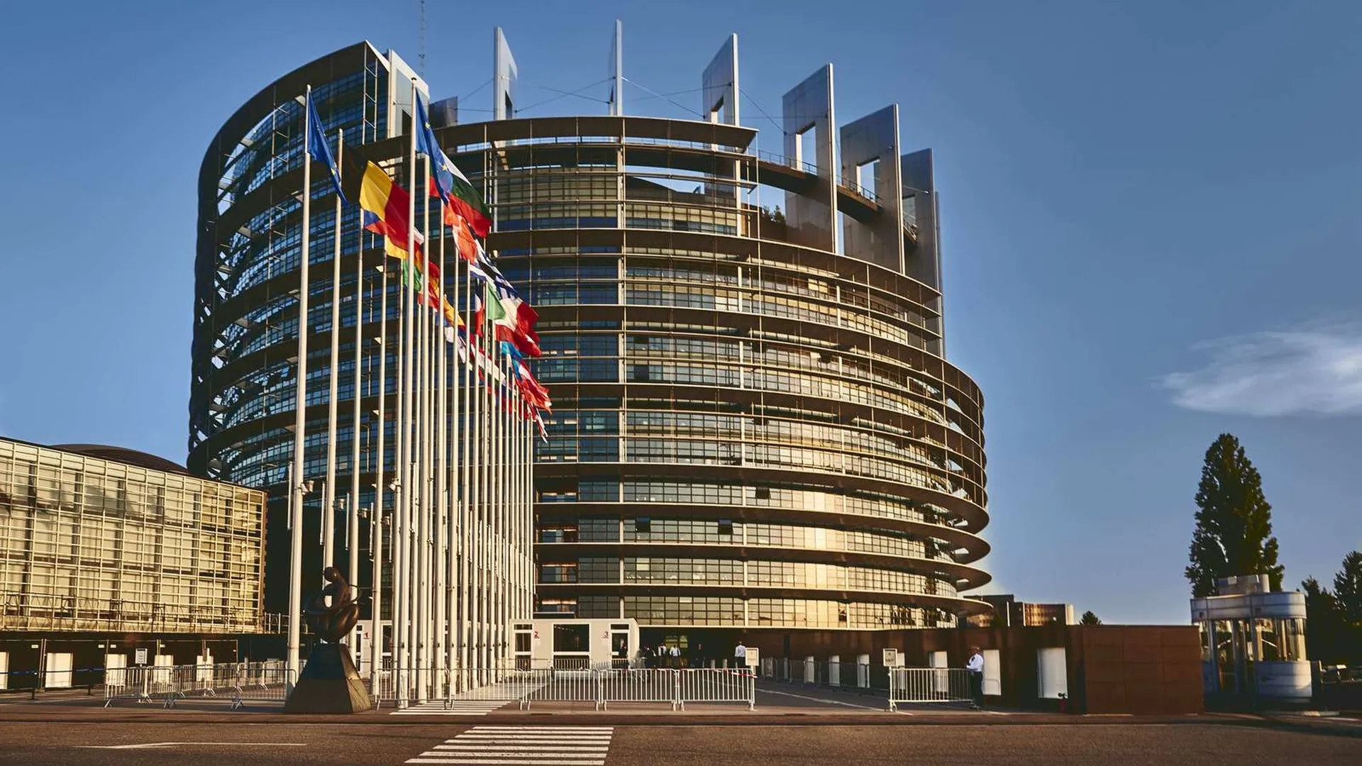 ЕС введет санкции против 14 бизнесменов и 146 членов Совета Федерации