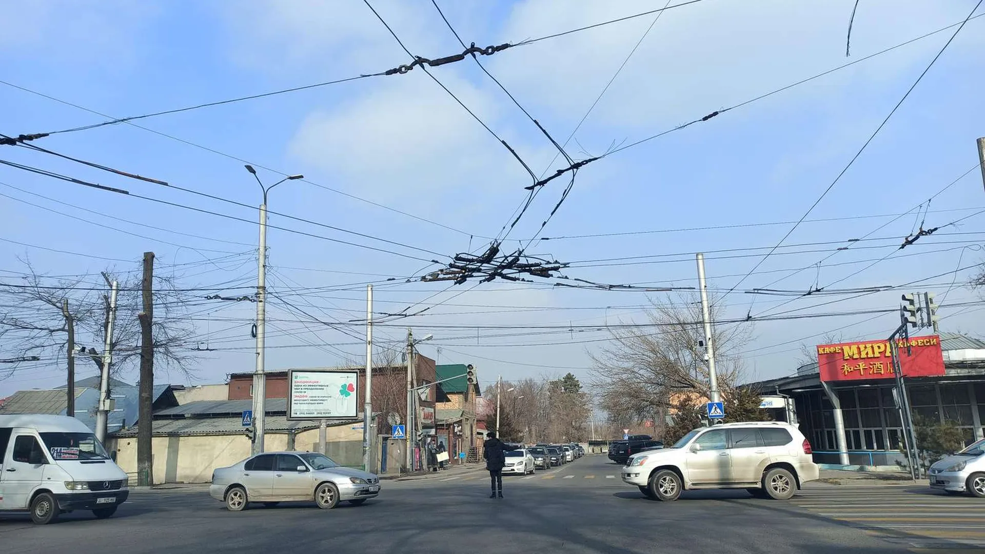 Фото дня: светофоры в Бишкеке не работают из-за массового сбоя электричества