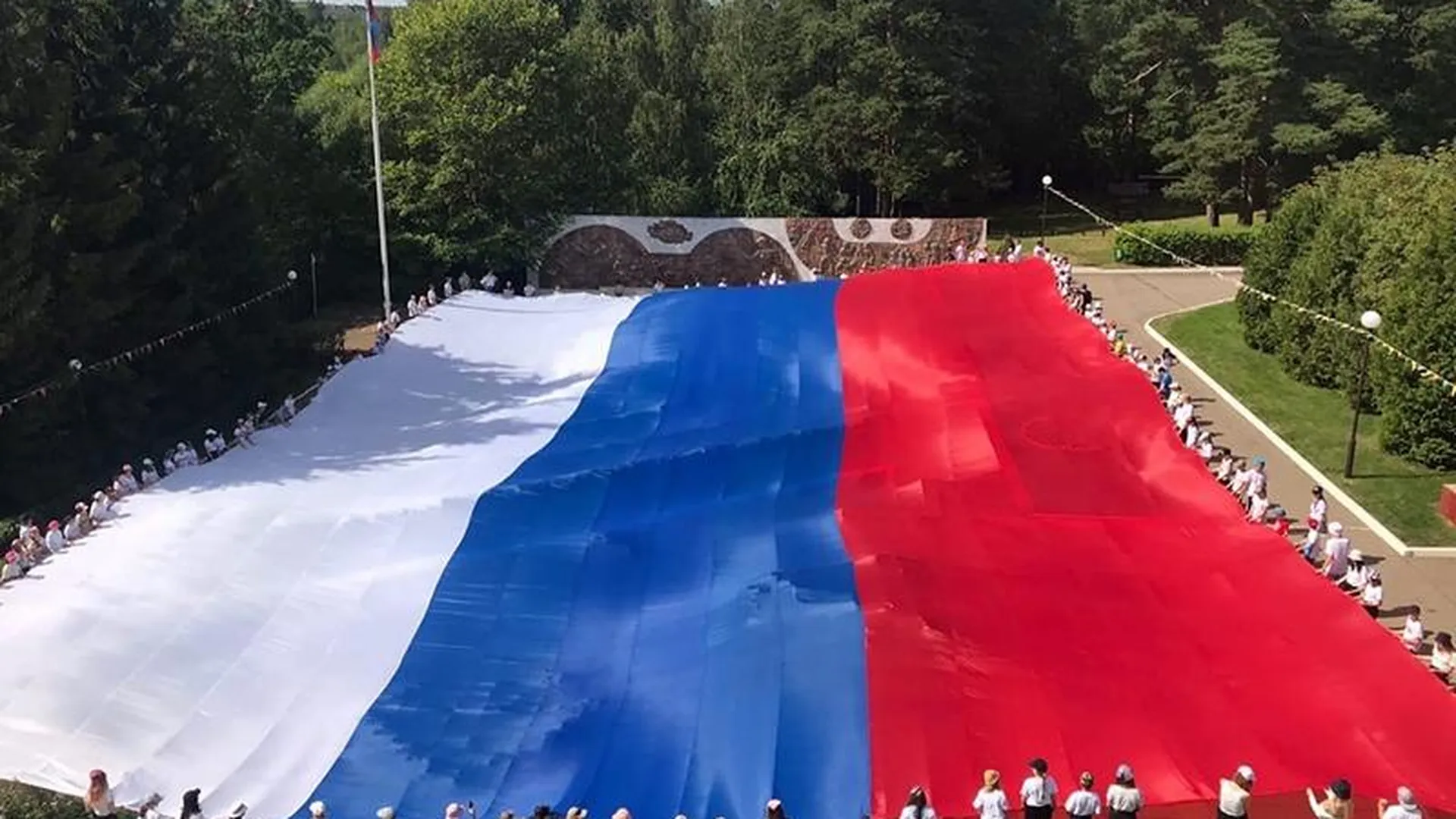 Самый большой российский триколор развернут в Подольске в День флага