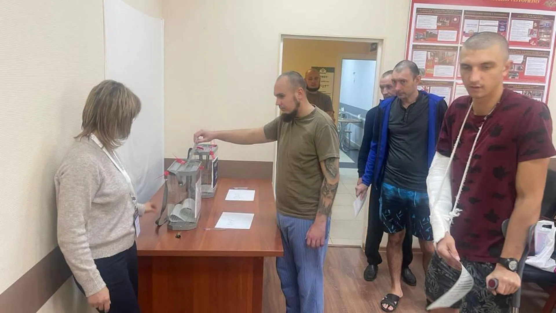 Получившие ранения жители ДНР и ЛНР приняли участие в референдуме в военном госпитале в Подмосковье