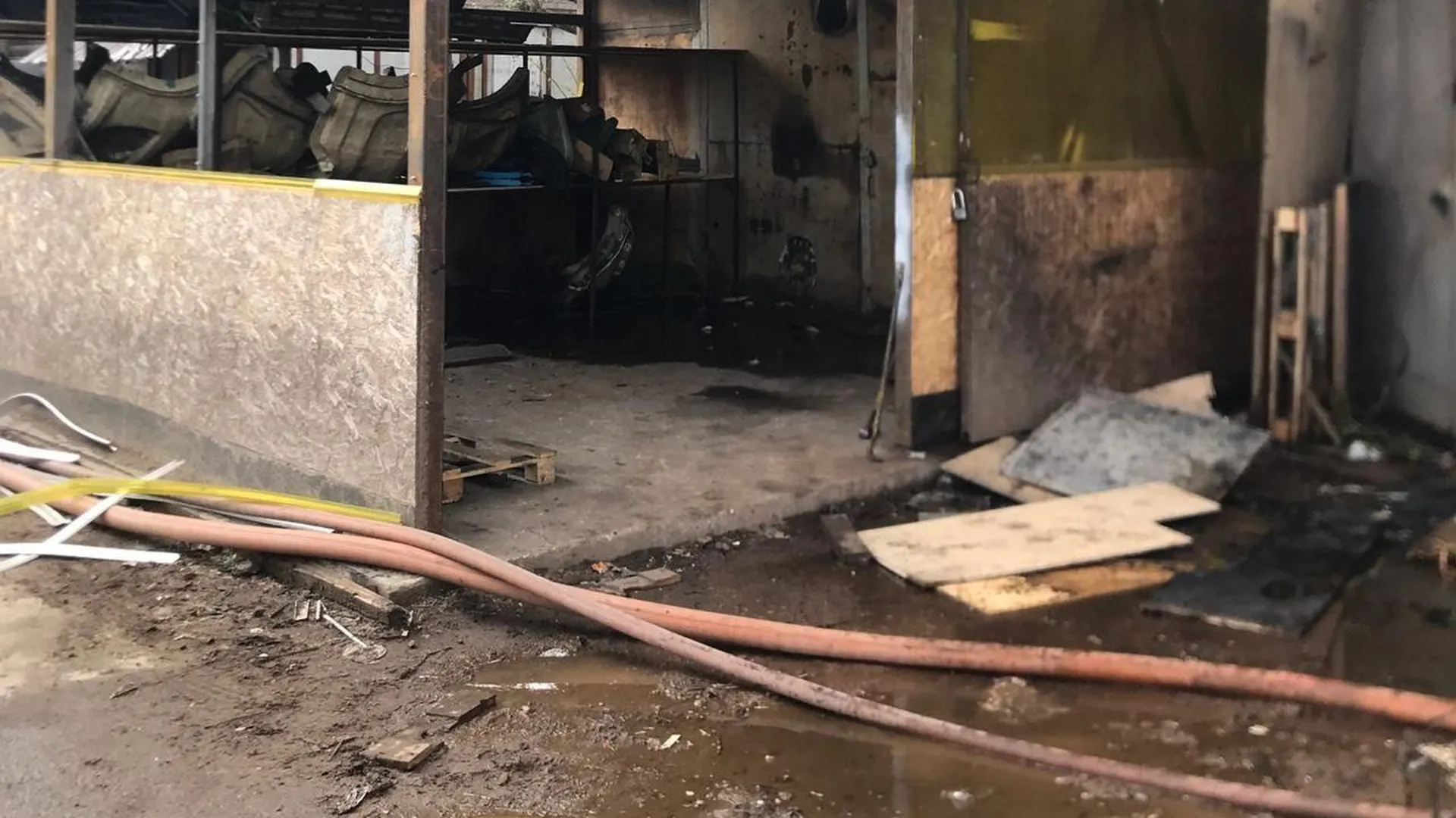 Производственно-складской комплекс загорелся в Химках