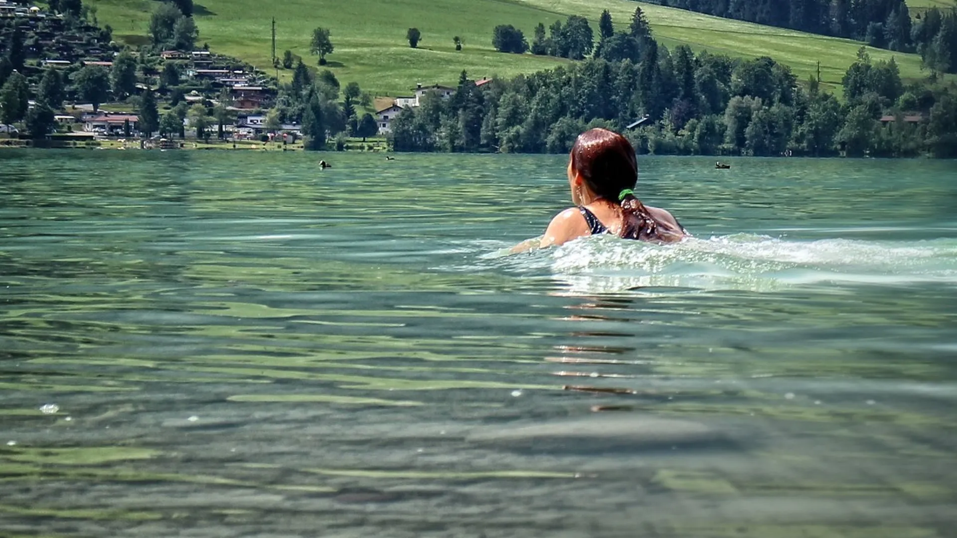 К чему снится купаться в прозрачной. Девушки на озере. Фотосессия у реки. Плавание в реке. Девочки купаются в озере.