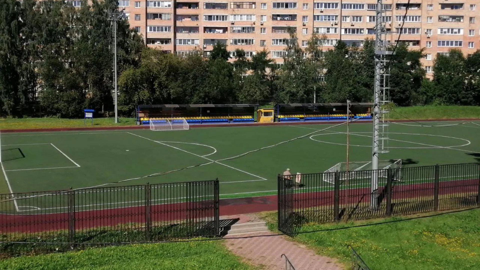 Стадион школьник. Открытый стадион Московская область. 168 Школа стадион. Школьный стадион. Стадион в школе.