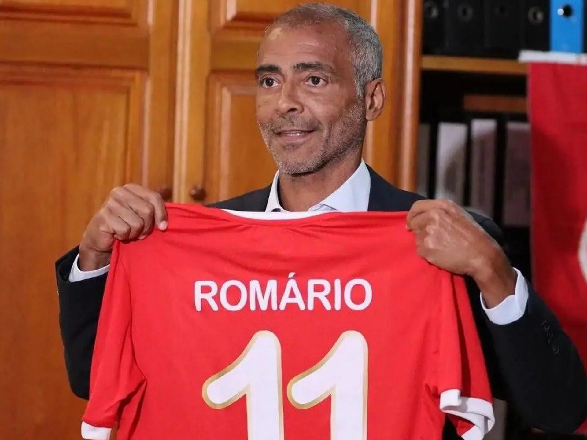 Легендарный бразилец Ромарио решил возобновить футбольную карьеру в 58 лет