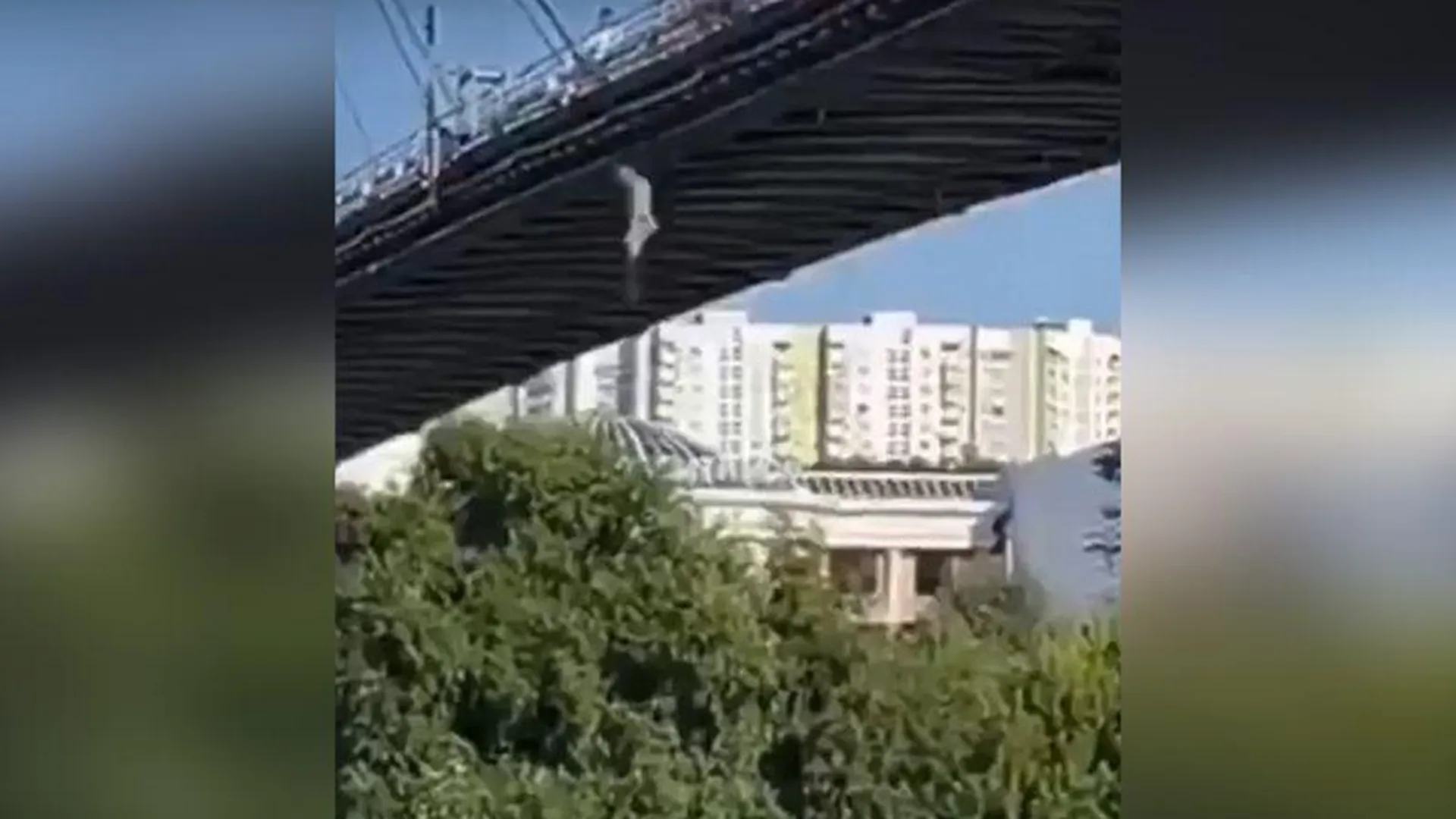Экстремалов, прыгающих с моста, засекли в Красногорске