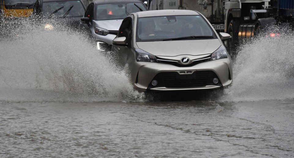 Дороги Петербурга затопило из-за зимних дождей и оттепели