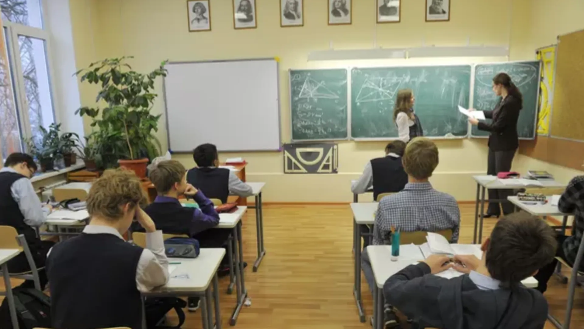 Учителям выплатили 53 миллиарда рублей в Год педагога и наставника