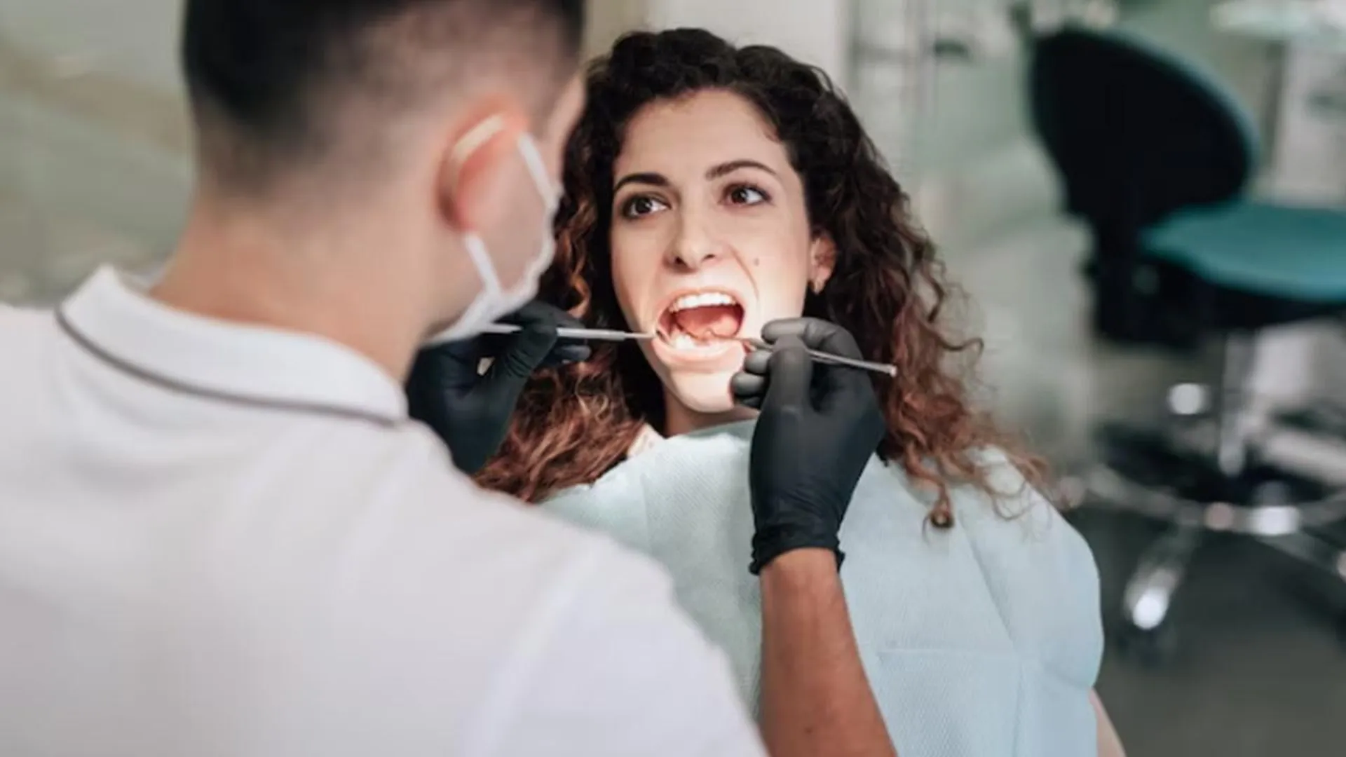 Стоматолог Жабин объяснил, почему нельзя затягивать с заменой пломбы