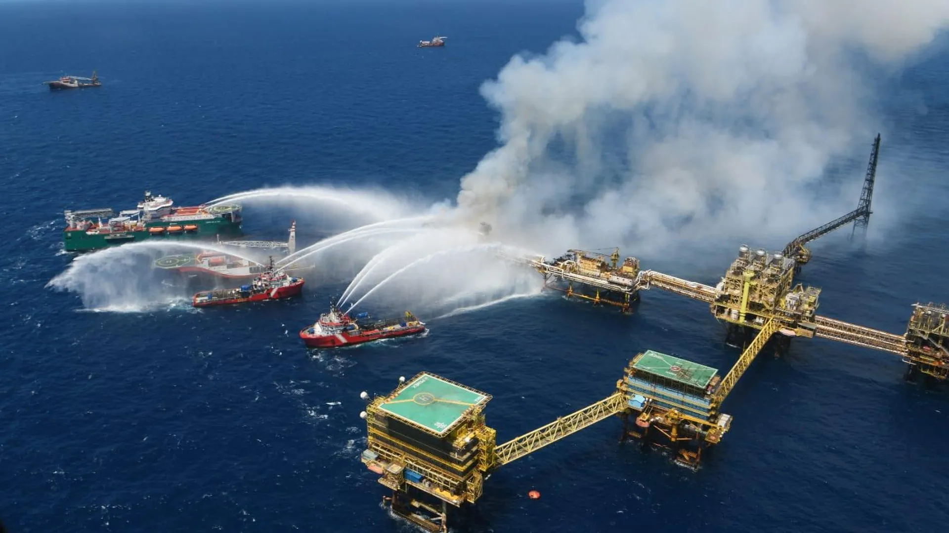 Гибнущее море. Нефтяная платформа в мексиканском заливе. Пожар на нефтяной платформе. Крупная авария на нефтяной платформе. Добыча газа.