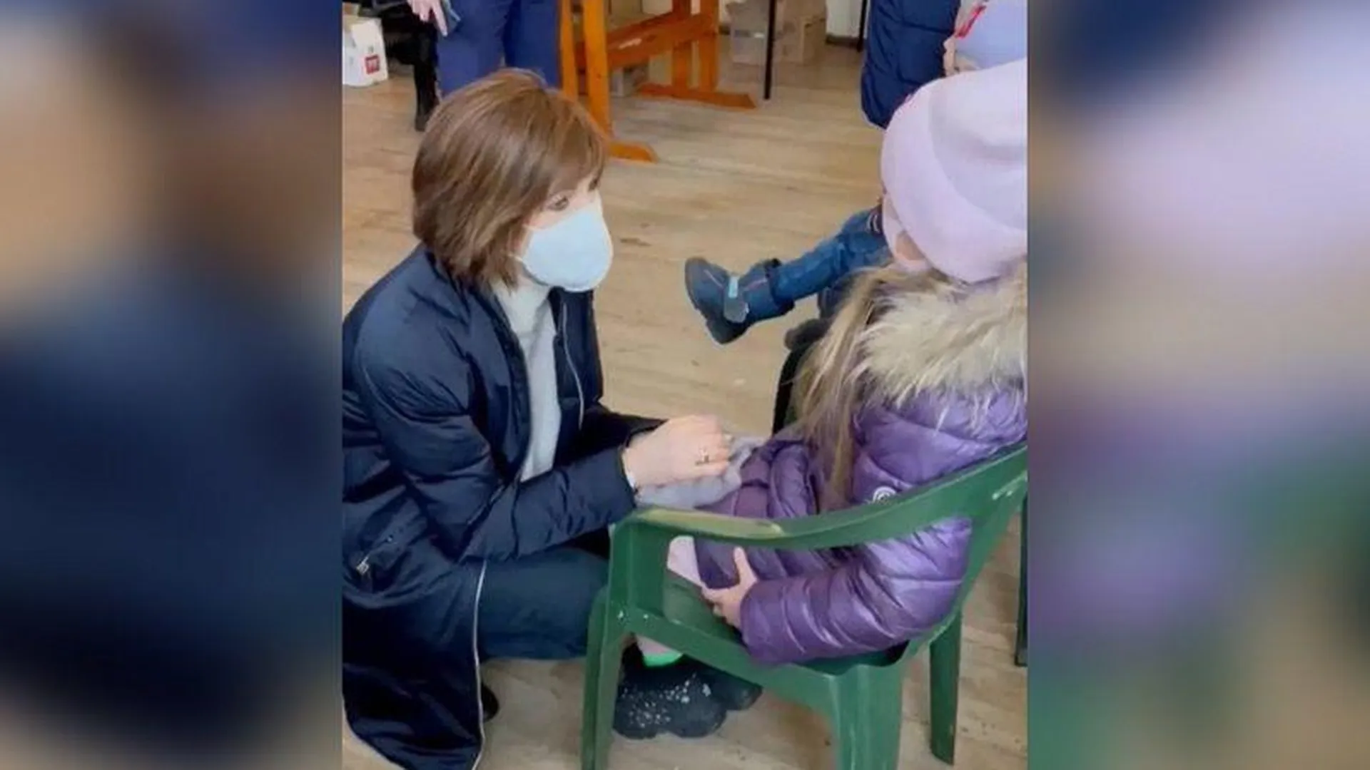 Мишонова встретила первый автобус с беженцами Донбасса в детском лагере под Пушкино