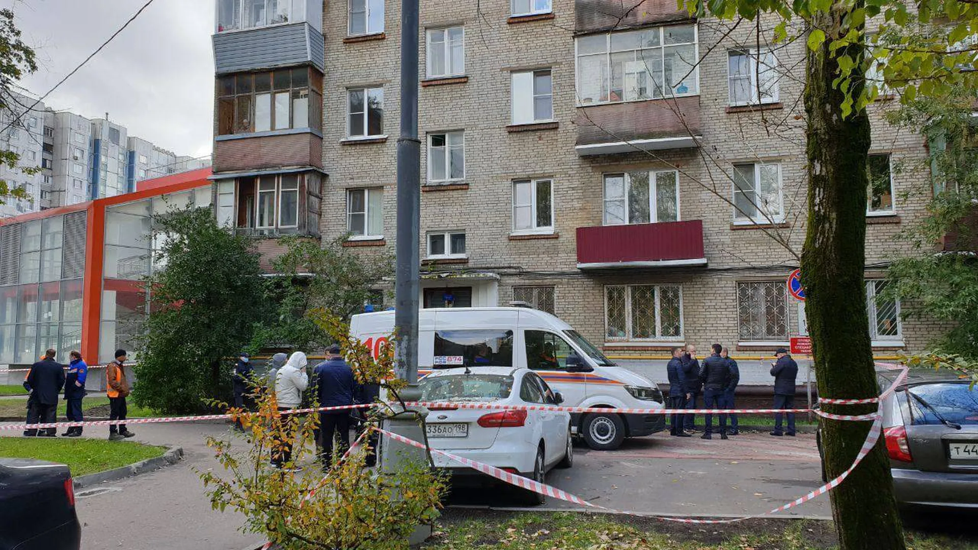 Газовые службы проверят дом в Москве после смертельного отравления двух человек. Видео с места