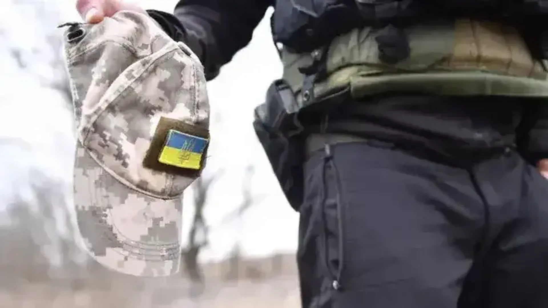 Видео с целующим сотрудниц военкомом вызвало скандал на Украине