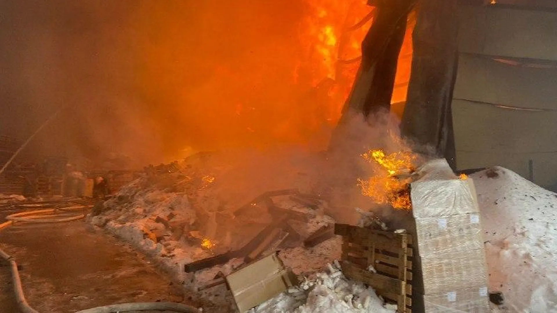 Пожар площадью 4,5 тысячи «квадратов» произошел на складах в подмосковном Раменском