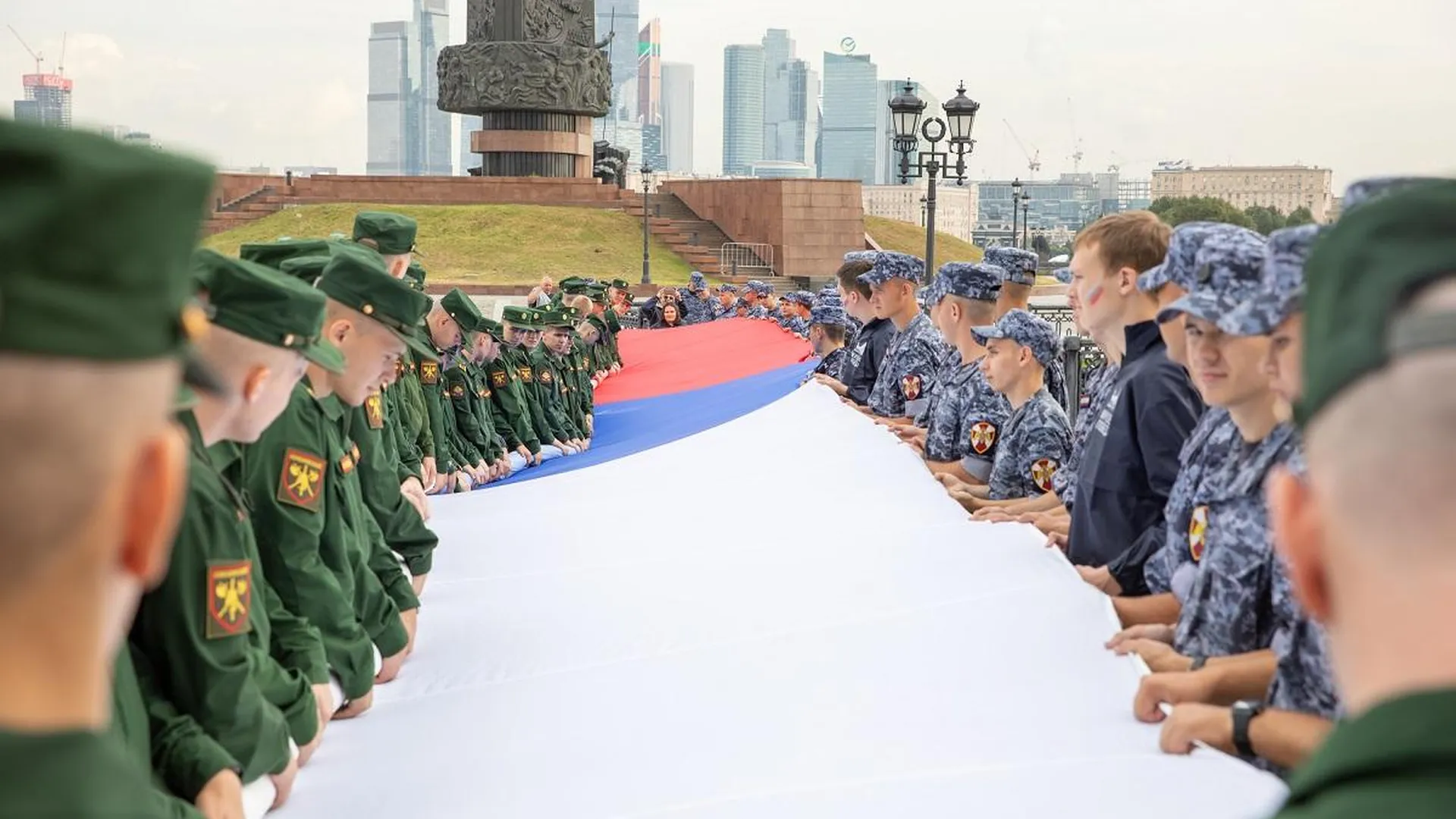 Самый большой триколор развернули у Музея Победы в Москве