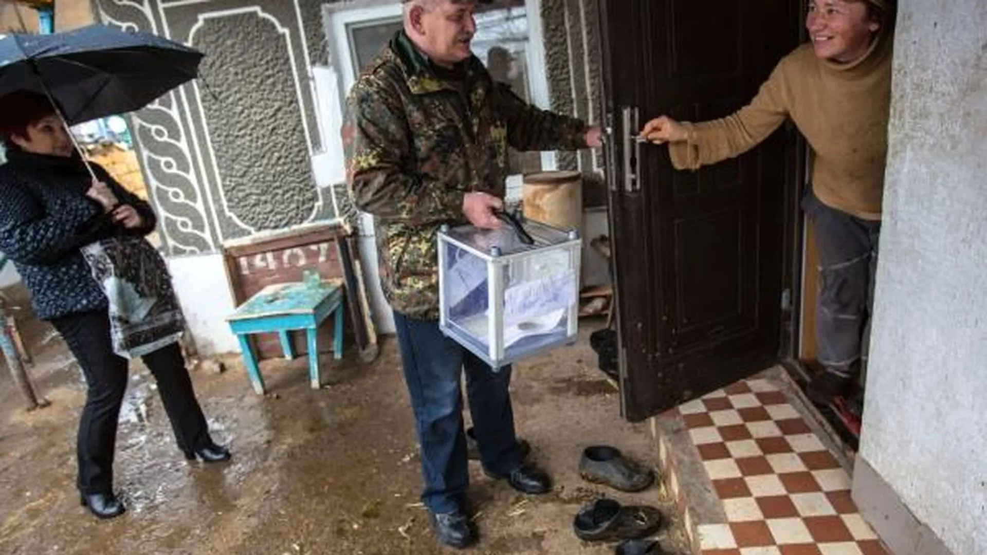 Житель села Победного Джанкойского района Крыма во время голосования на дому на референдуме о статусе Крыма