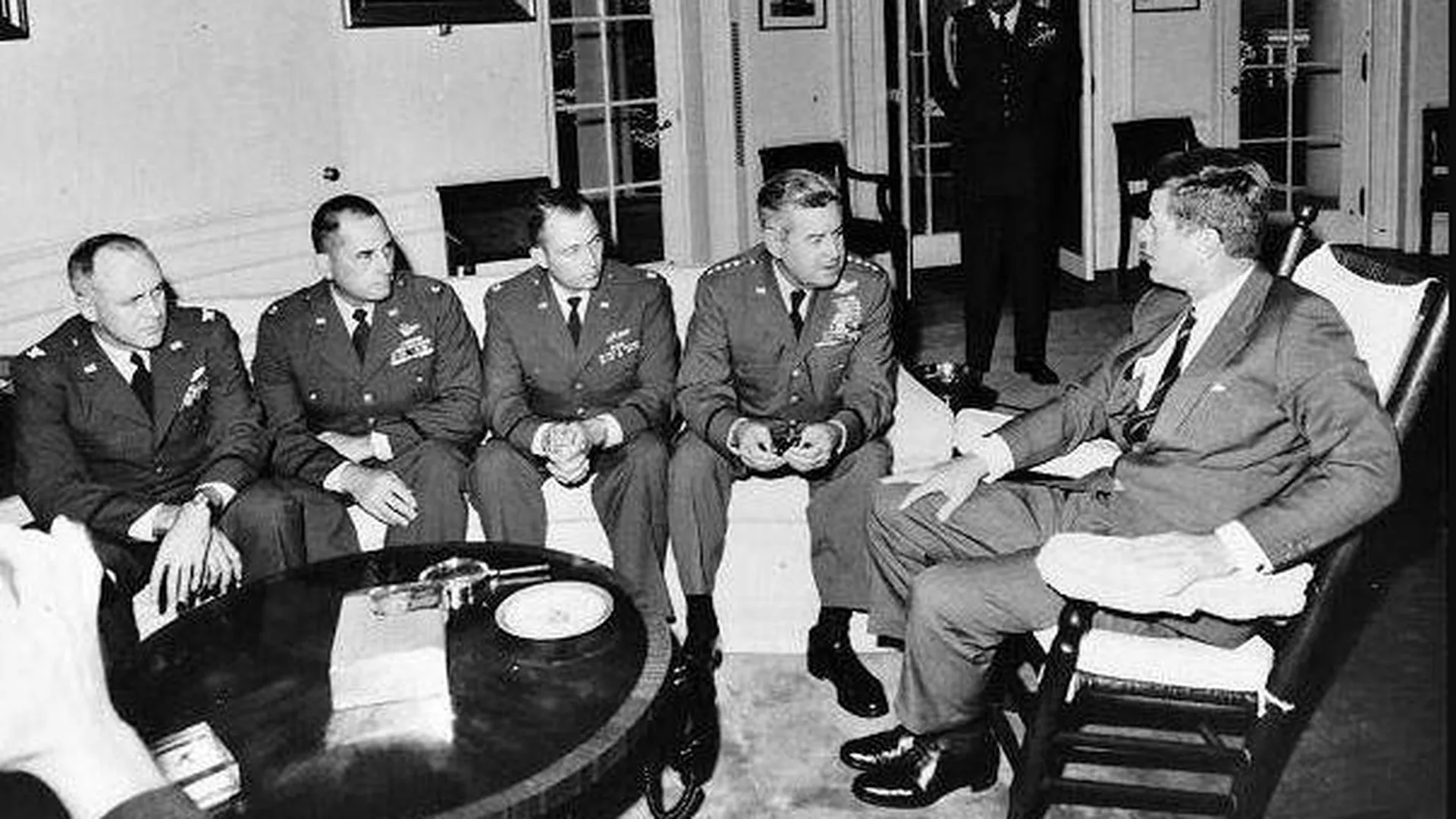 Джон Кеннеди на совещании с командующим ВВС США