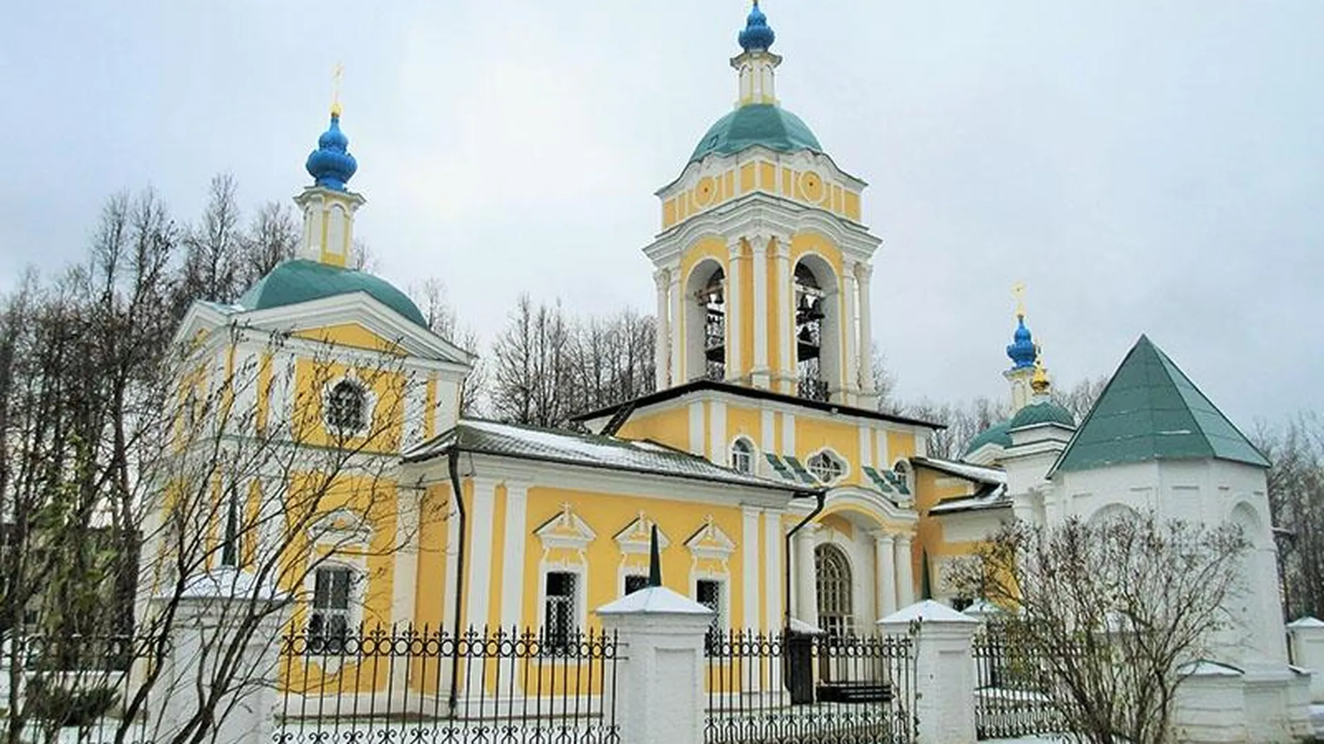Церковь с могилой князя-богослова