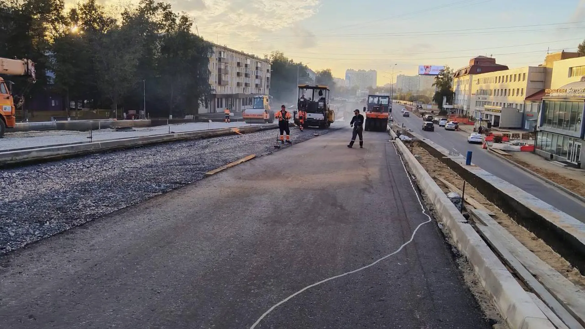 Рабочие приступили к укладке асфальта на подходах к путепроводу на Октябрьском проспекте