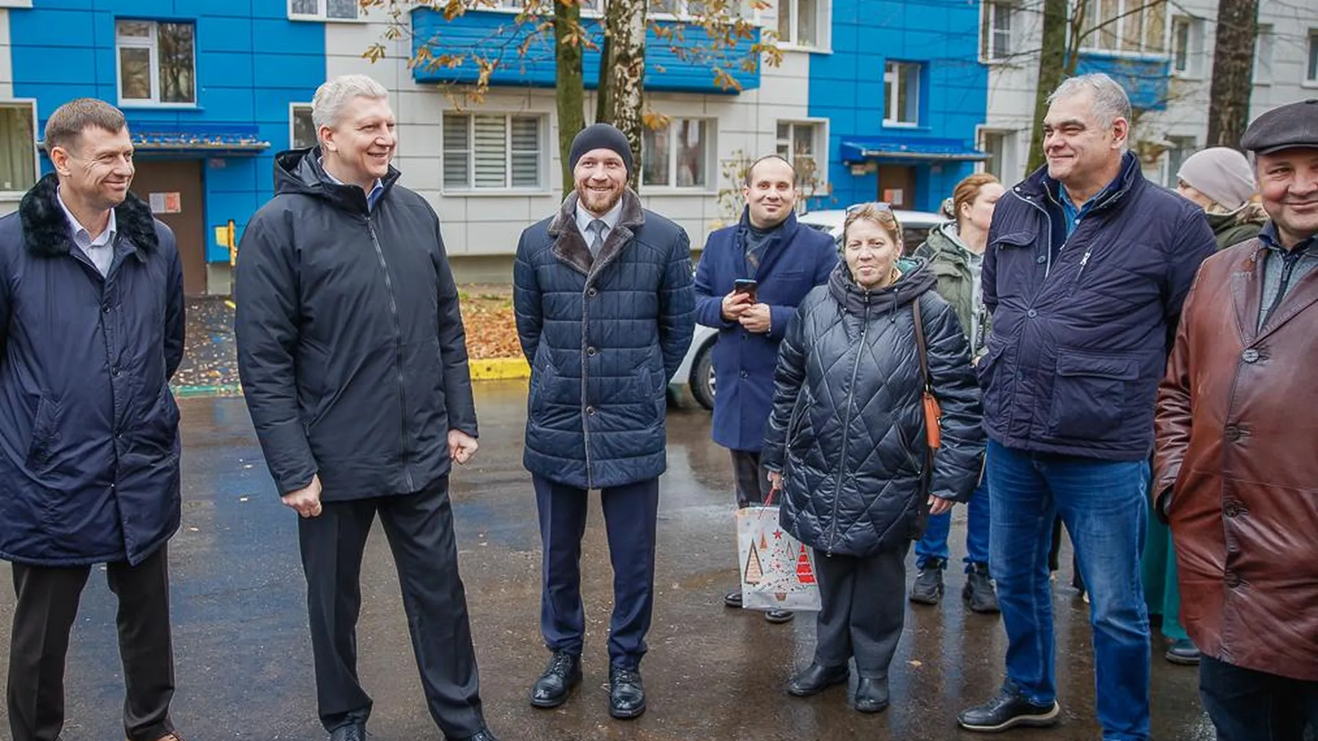 Андрей Иванов вместе с жителями оценил комплексное благоустройство двора в Звенигороде