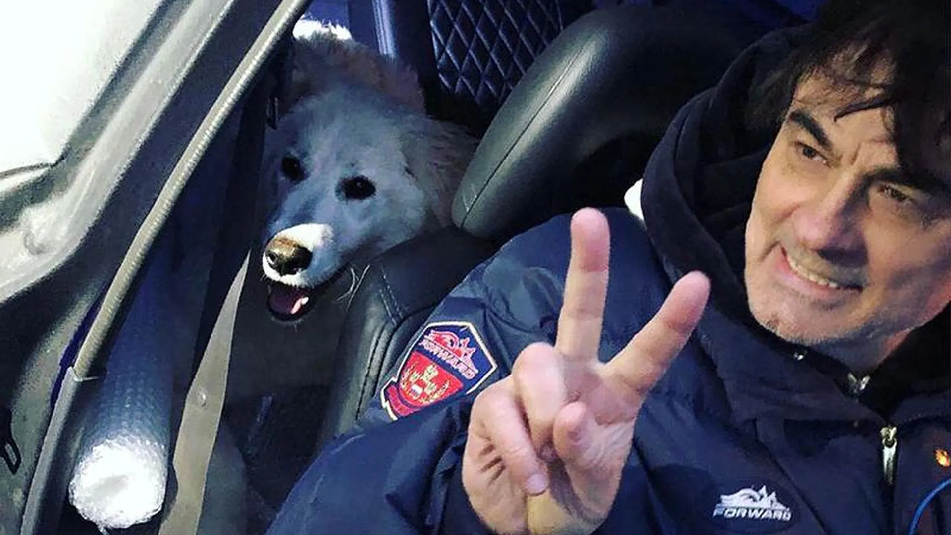 Александр Серов забрал домой собаку из подмосковного приюта 