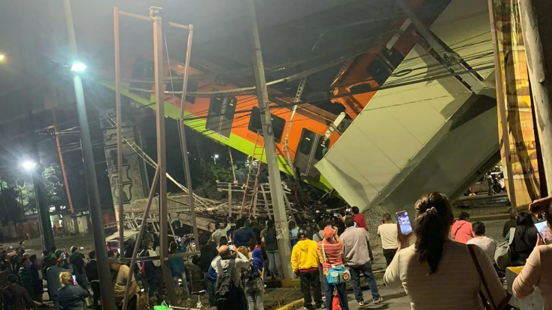 Шесть человек погибли при обрушении метромоста с поездом в Мексике