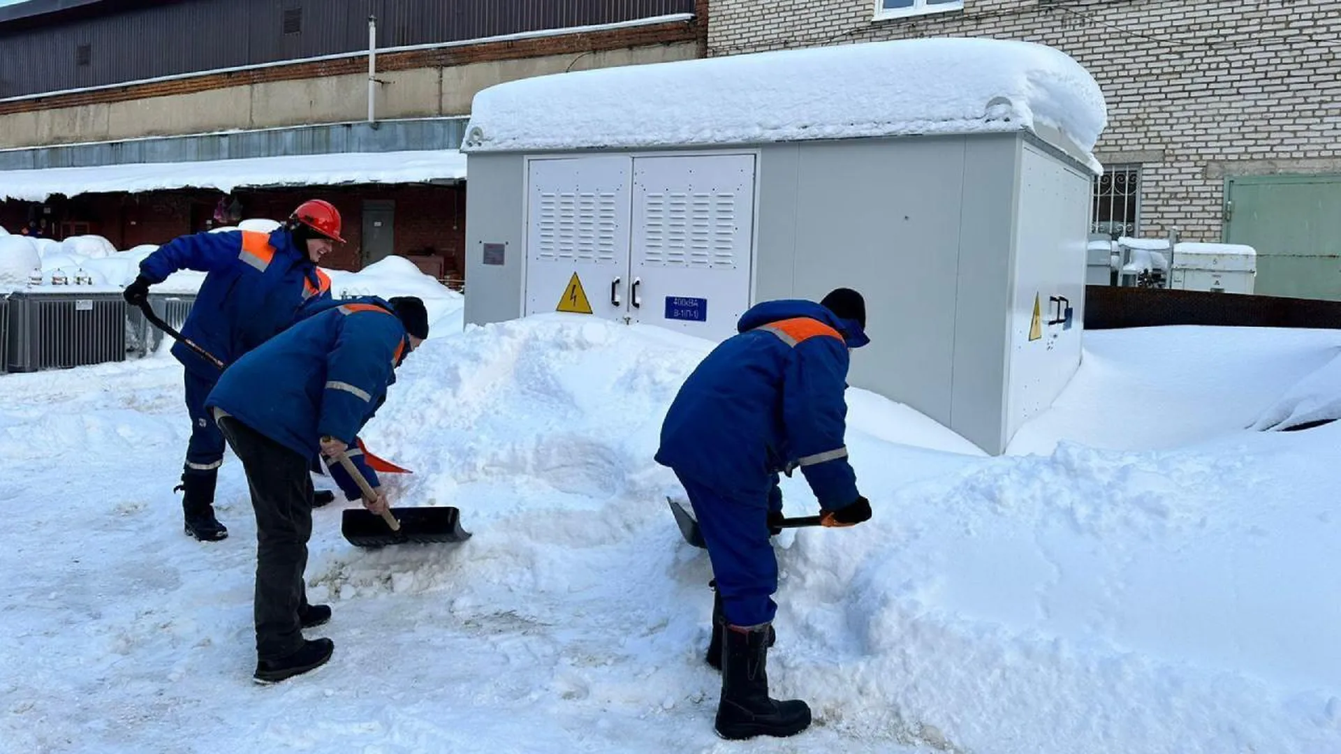 Три сотни сотрудников «Мособлэнерго» помогли расчистить улицы Подмосковья после снегопада