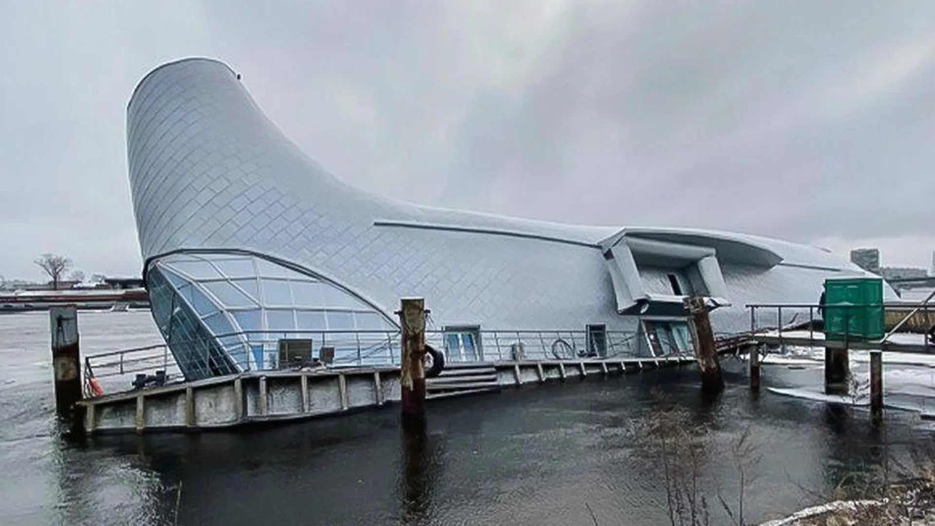 Выяснилось, из-за чего затопило плавучий ресторан «Серебряный кит» в Санкт-Петербурге