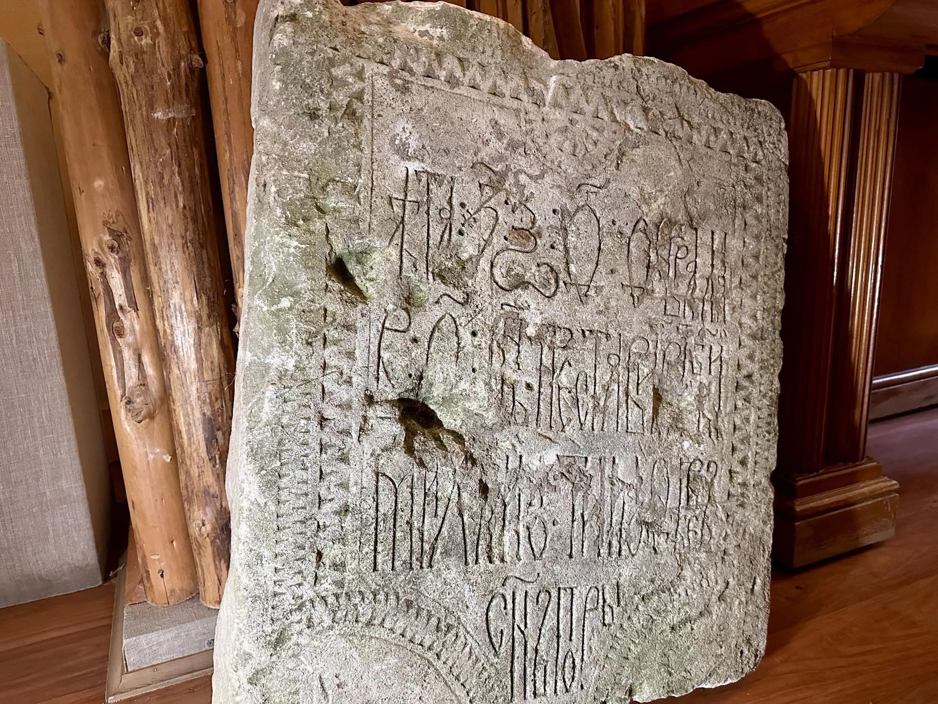 В краеведческом музее Клина показали уникальную находку — надгробную плиту 16-го века