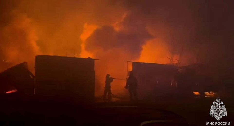 МЧС: пожарные ликвидировали возгорание на складе автозапчастей во Владивостоке