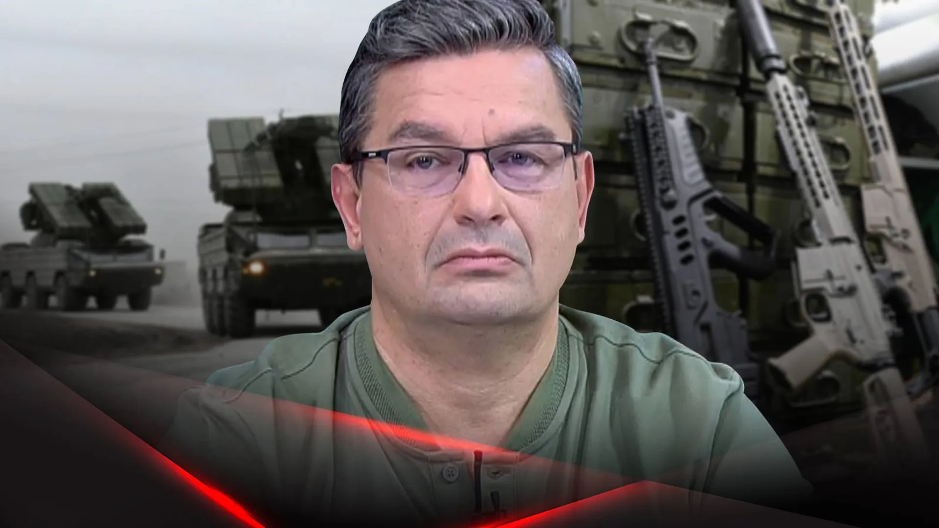 Военный аналитик Михаил Онуфриенко и танки на фоне