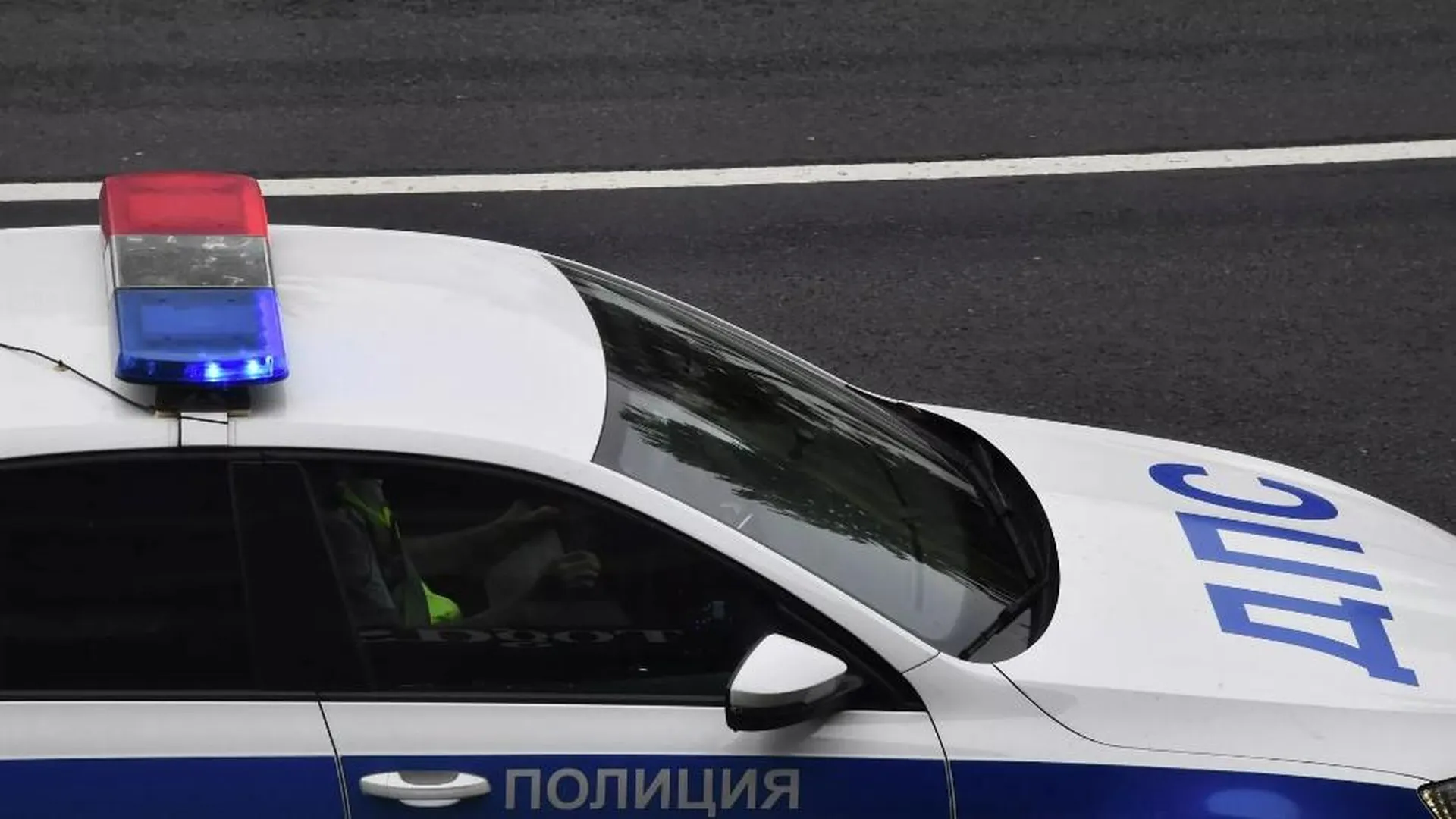 Легковой автомобиль столкнулся с мотоциклом в Новой Москве