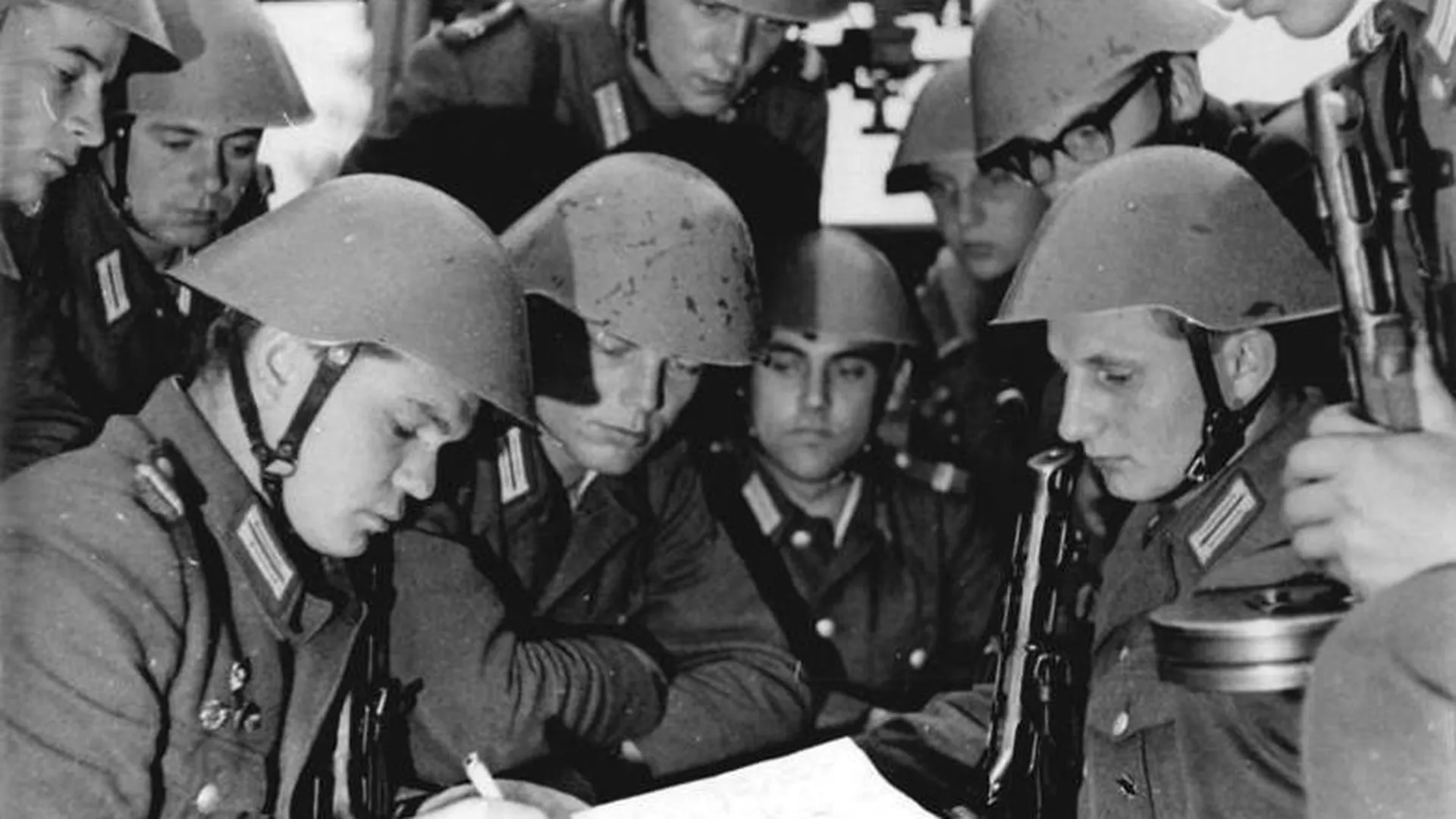 Солдаты армии ГДР. Военнослужащие, запечатленные на фото, относятся к частям, эквивалентным российским «внутренним войскам». Перед дежурством у Берлинской стены, 1961 год