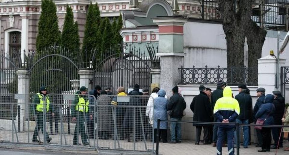 Посольство России в Латвии сообщило об изъятии документов у пришедших на выборы