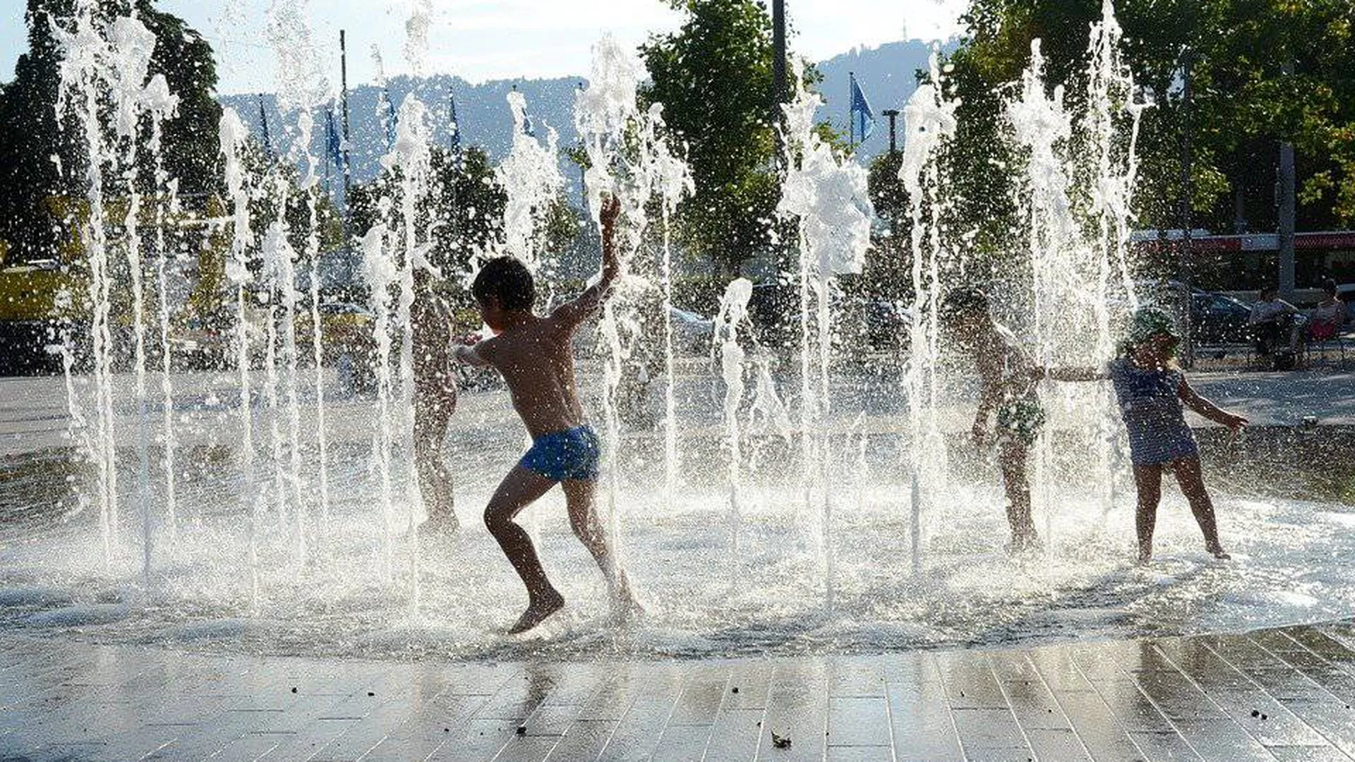 Будет ли лето жарким. Жара фонтан. Люди у фонтана. Сухой фонтан дети. Лето жара фонтаны.