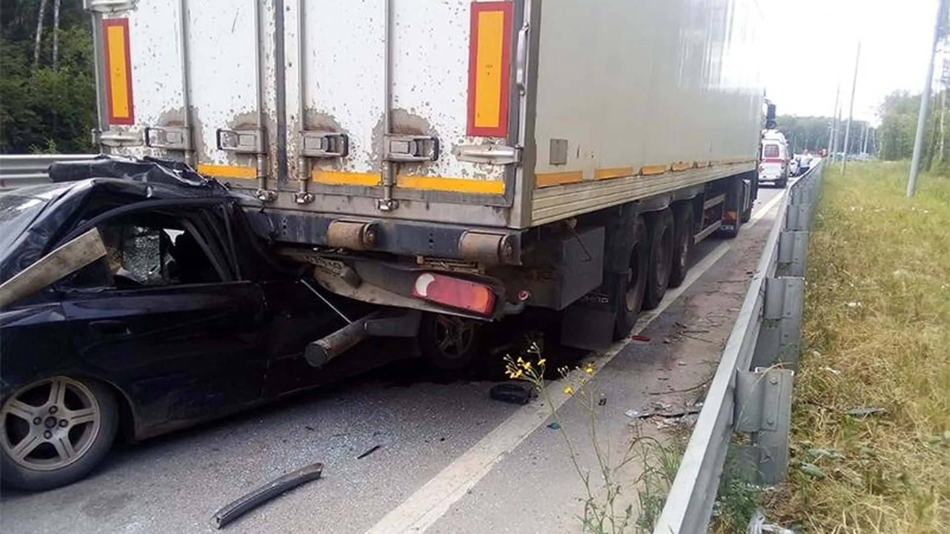 Смертельная авария в Подольске: женщина в иномарке врезалась в грузовик