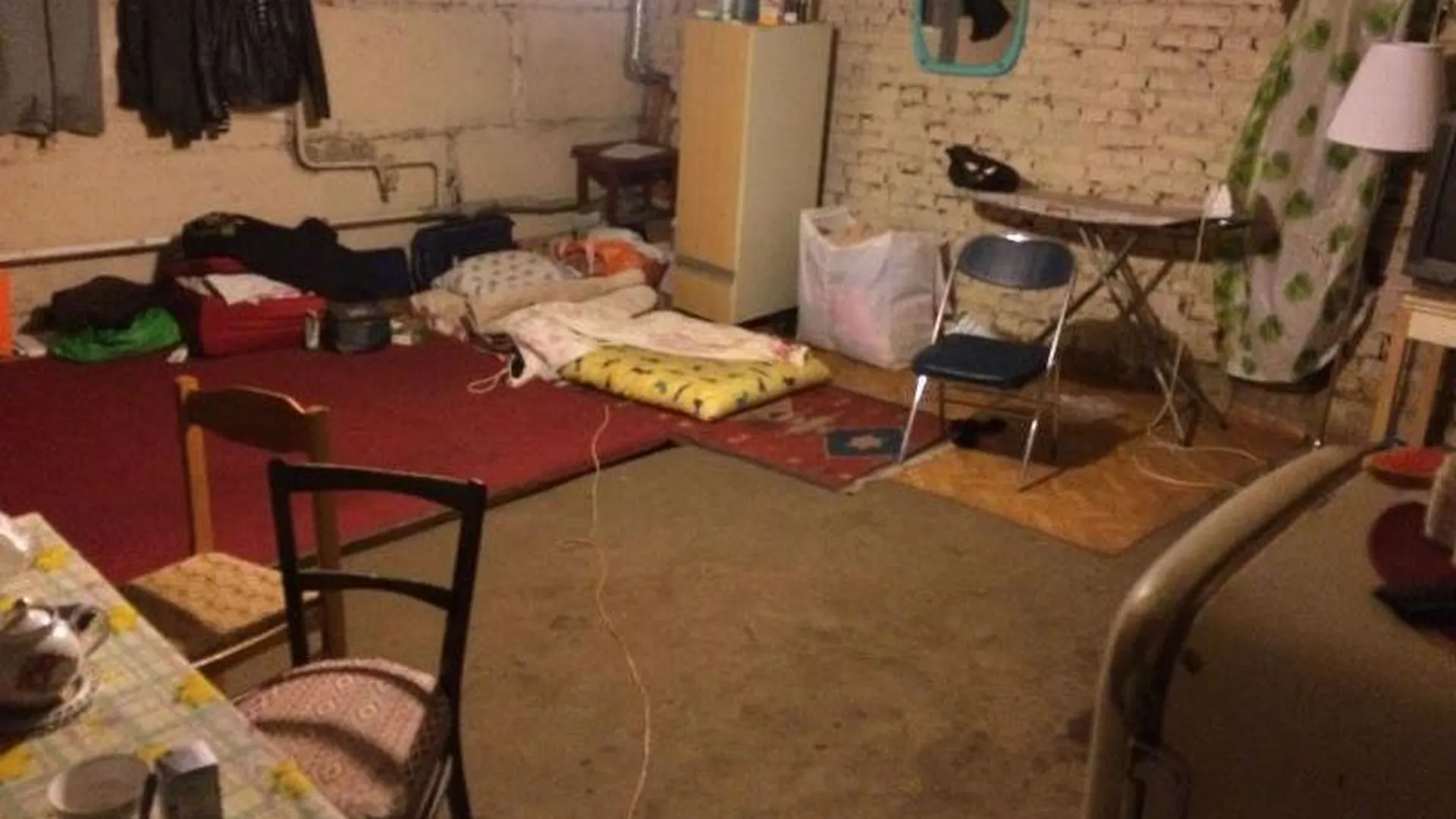 Мигранты незаконно обустроили жилище в подвале дома в Москве