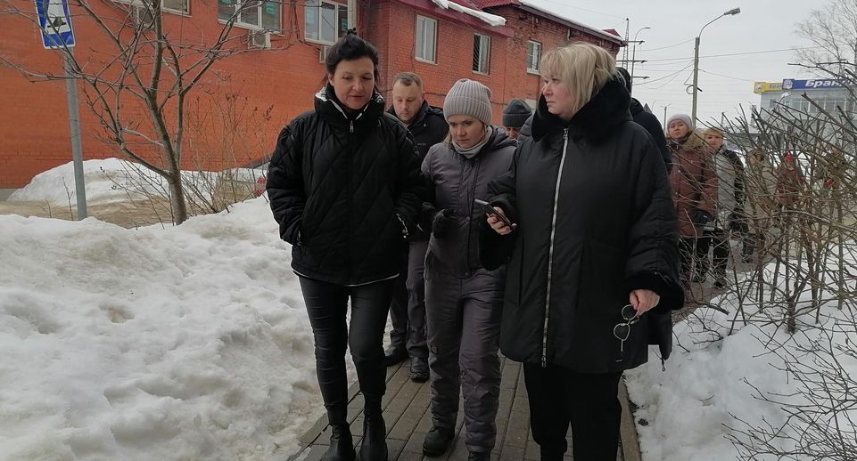 Глава Лобни Анна Кротова согласовала с жителями Батарейной улицы уборку парковок от снега