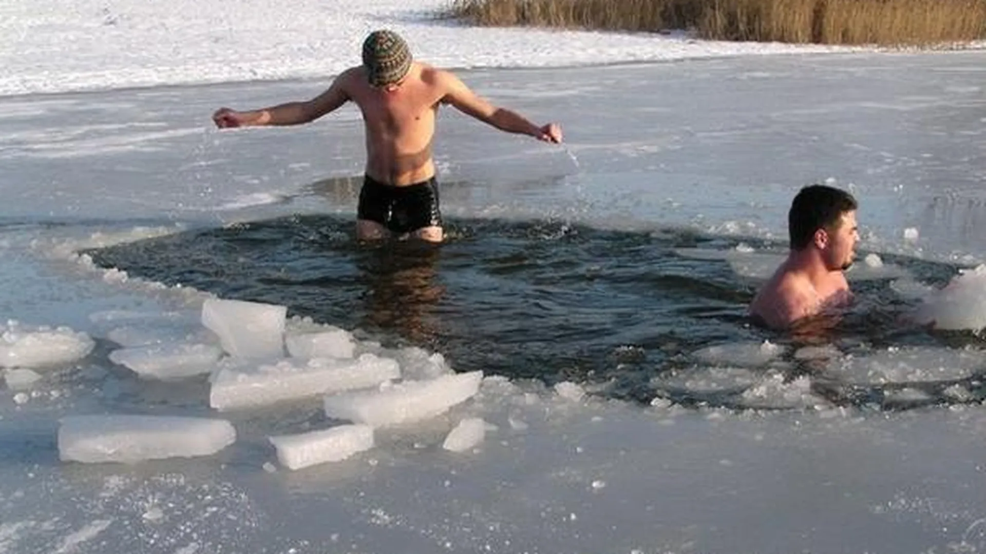 Около 150 «моржей» совершили зимний заплыв в Малаховке
