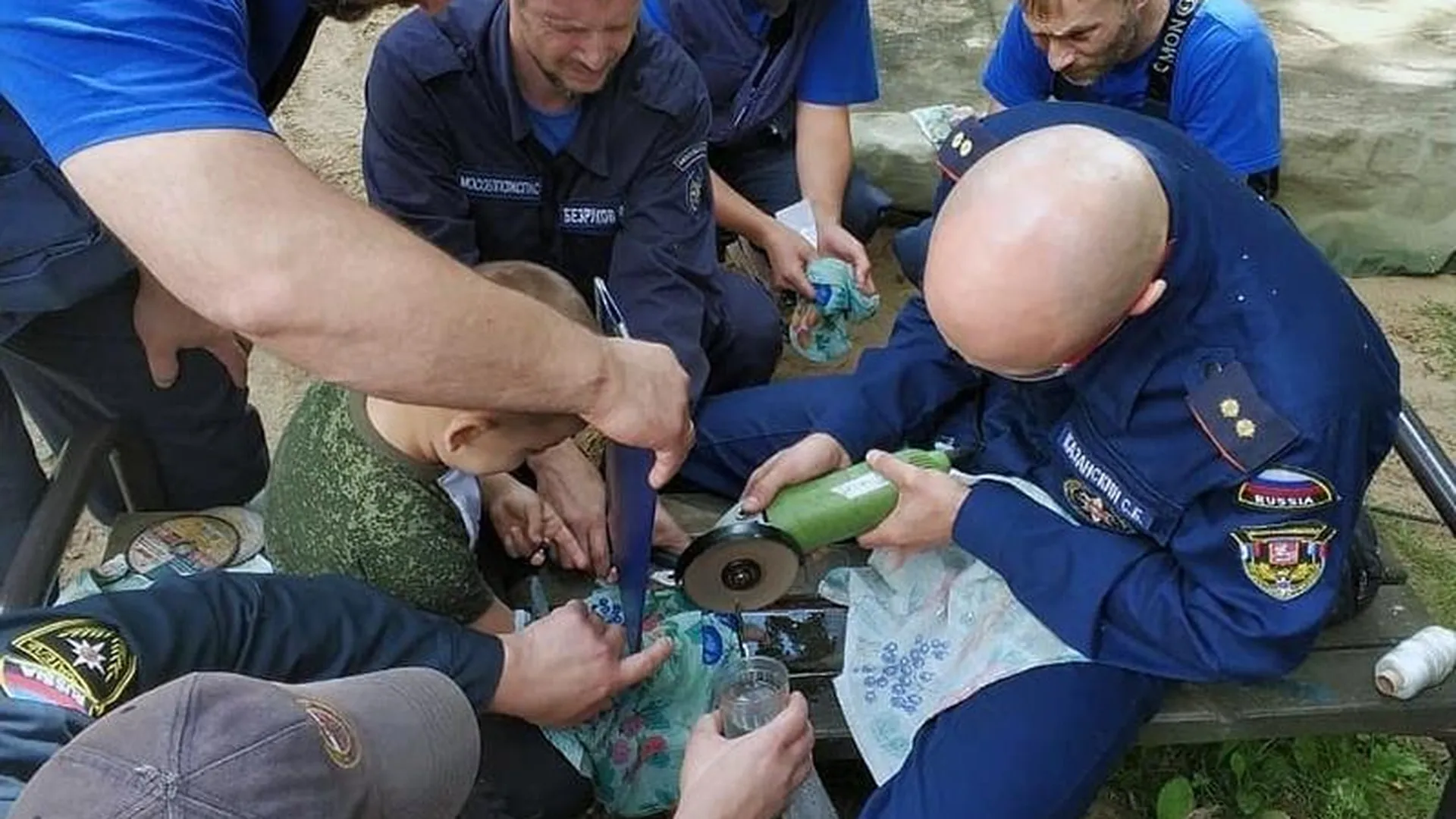 Спасатель рассказал, как освободил палец ребенка из отверстия в горке в Ивантеевке 