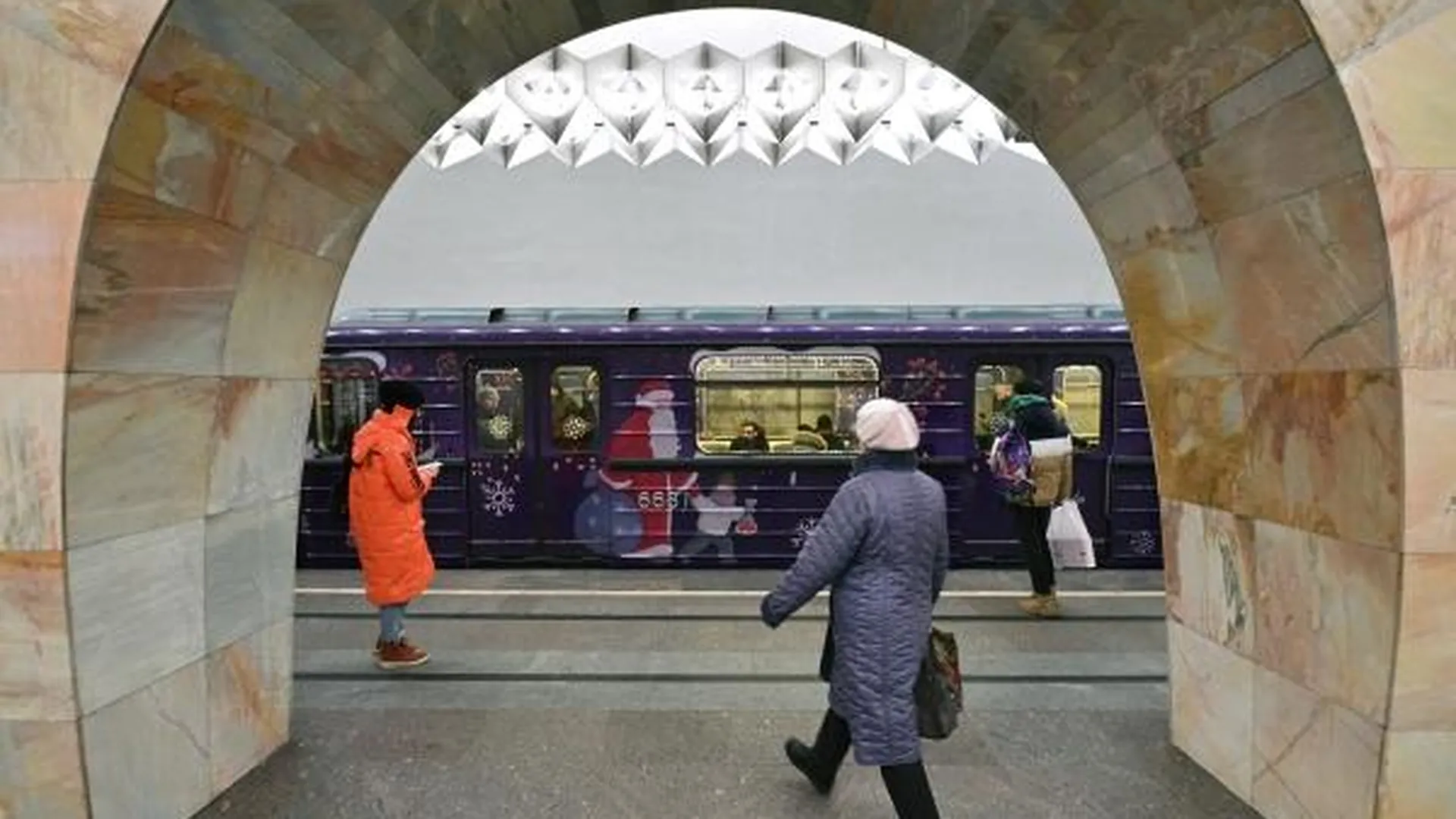 Мужчина разбил створку турникета на станции метро «Коньково» в Москве
